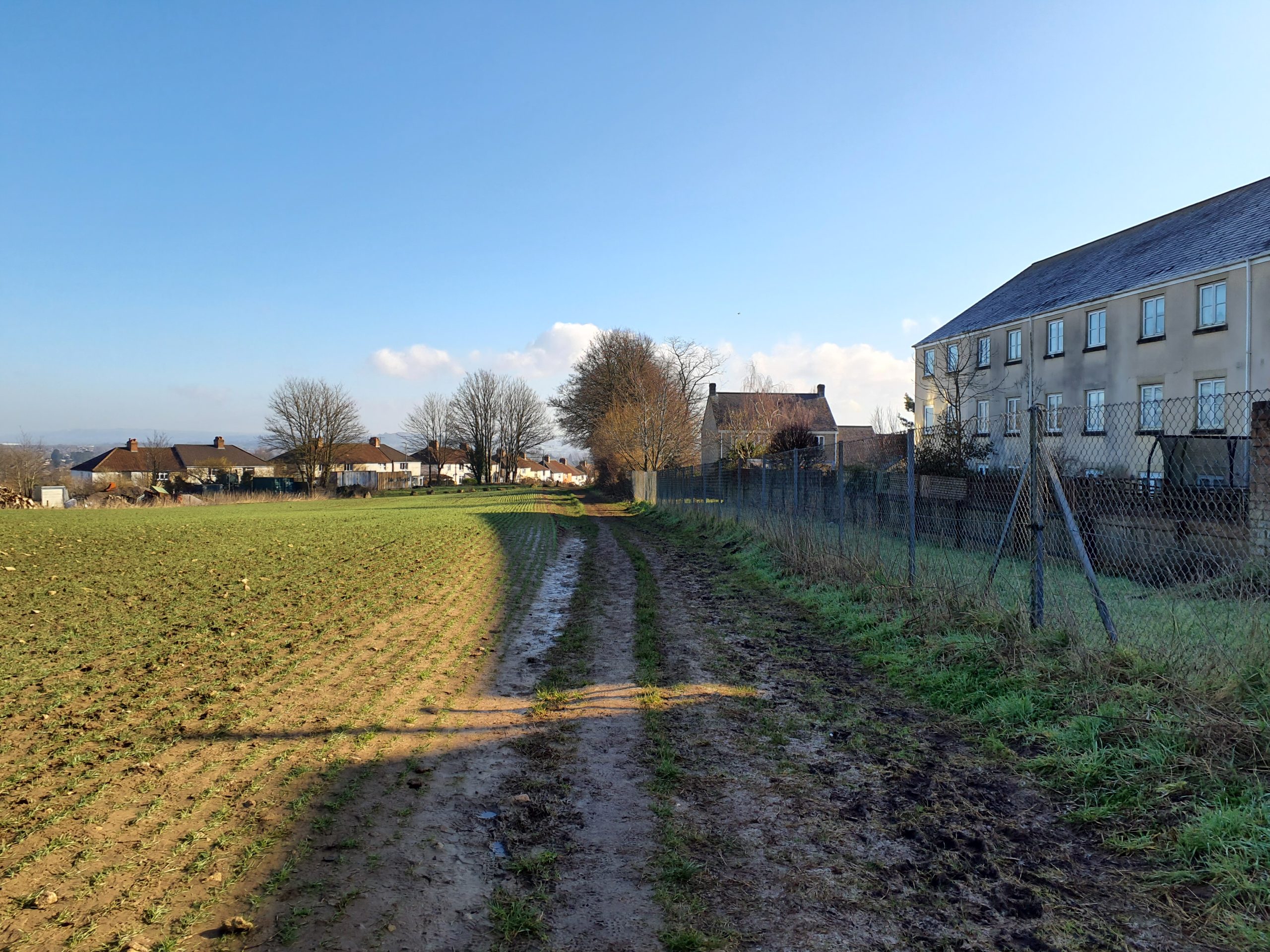 A lack of woodland or landscaping lining the settlement edge creates an abrupt edge.