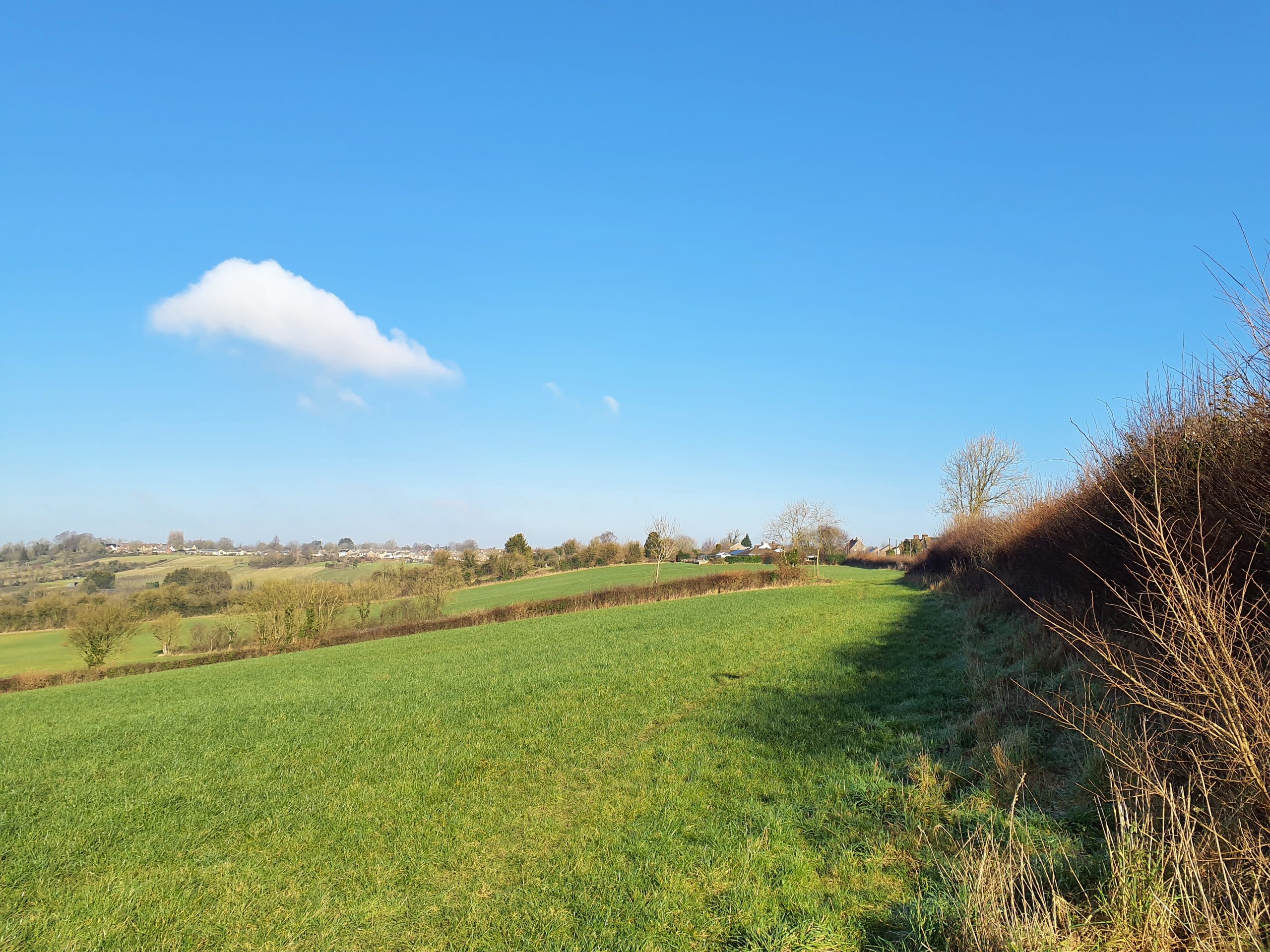 Views north along the settlement edge, which extends across an area of elevated plateau and avoids steep descending slopes.